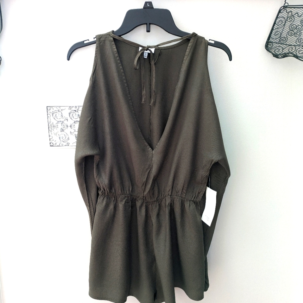 NWT open sleeve shorts romper